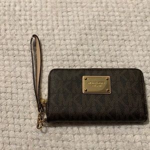 Micheal Kors wristlet
